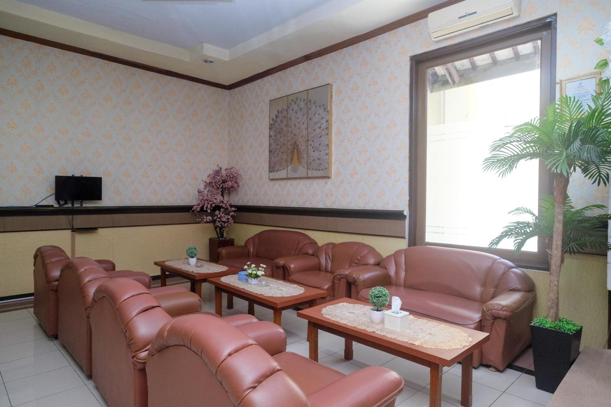 Urbanview Hotel Dedy Jaya Brebes Exterior foto